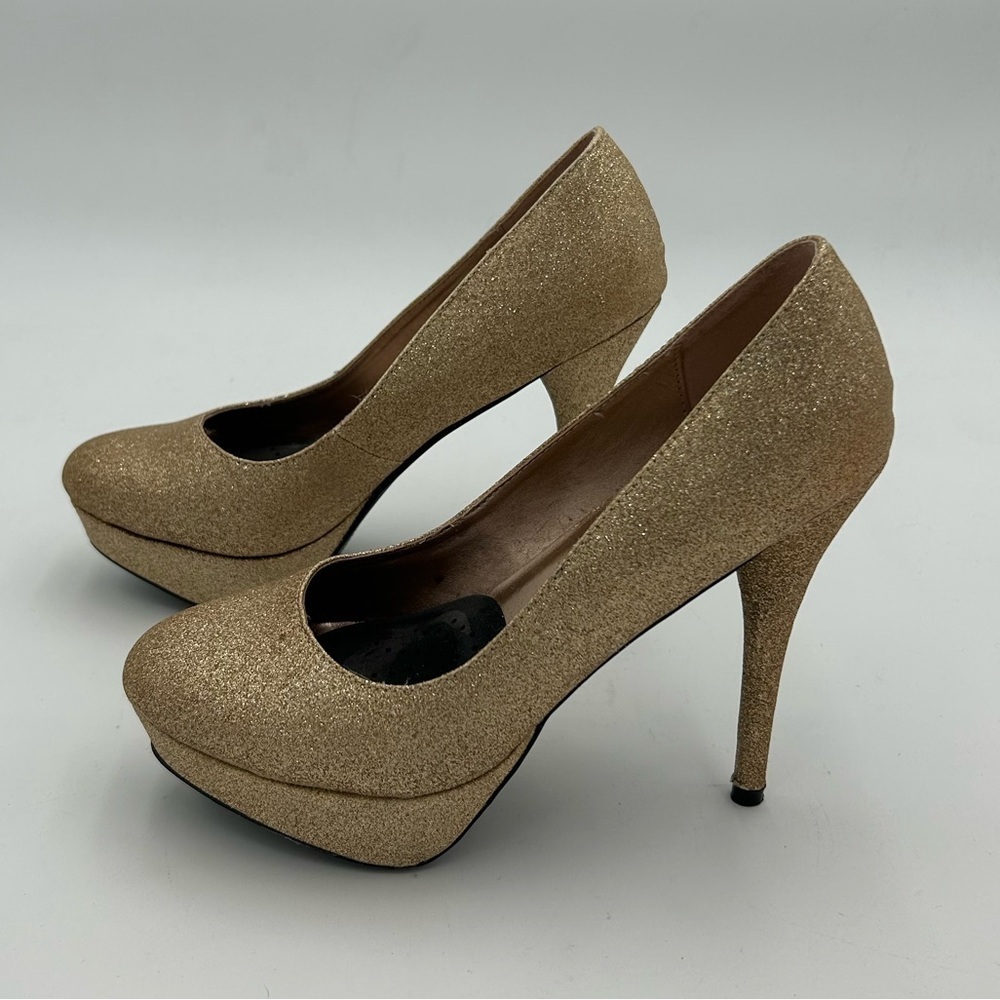 Sizzle by Coloriffics Gold Glitter Pumps - Picture 3 of 7